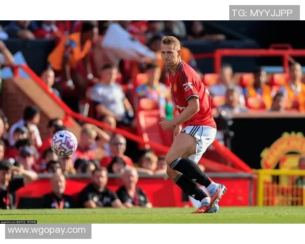 德里赫特荣获欧洲金童奖:天才中卫的崛起之路 德里赫特荣获欧洲金童奖:天才中卫的崛起之路