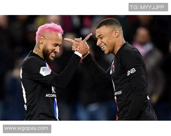 姆巴佩与内马尔携手签售足球装备，粉丝狂欢，场面火爆