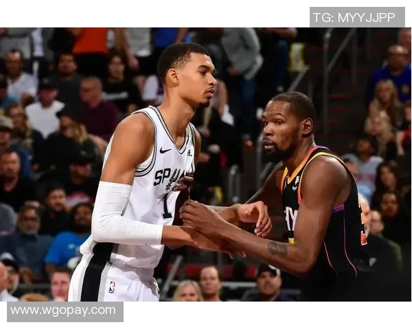 太阳主场失利,马刺上演逆转好戏:阿德接连进球扭转战局 太阳主场失利,马刺上演逆转好戏:阿德接连进球扭转战局