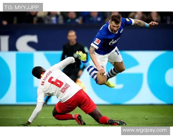 沙尔克04凭借团队合作实力战胜弗赖堡，取得德甲比赛的胜利！